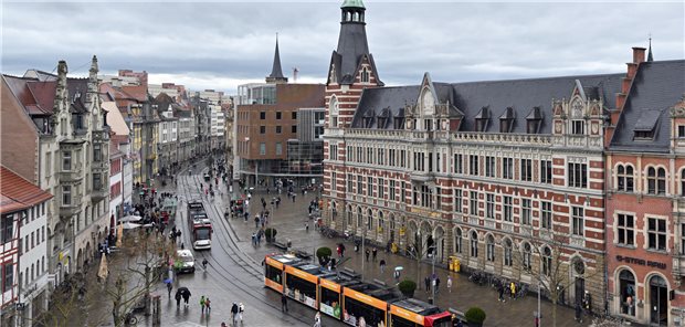 Die Seminar- und Vorlesungsflächen der privaten HMU Health and Medical University in Erfurt liegen im denkmalgeschützten ehemaligen Hauptpostamt mitten in der Stadt.
