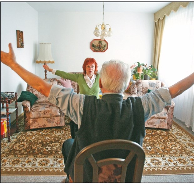 Ein Besuch der Seniorenbegleiterin wirkt oft wie ein Lebenselixier Die Seniorenbegleiterin Marion Walter macht mit einem von ihr ambulant betreuten Rentner Atem-Übungen in seiner Wohnung.