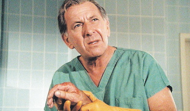 Der Pathologe: Held im Buch, Held im Film Die Serie, die den Film-Pathologen mit Detektiv-Fähigkeiten den Weg ebnete: Jack Klugmann spielte "Quincy".