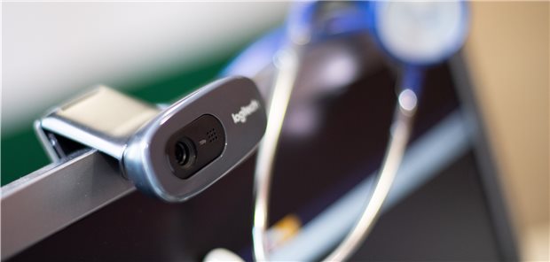 Die Sitzung kann beginnen: Kamera und Mikrofon sind in heute gängigen PC und Notebooks längst integriert. Meist diskreter, als hier abgebildet.