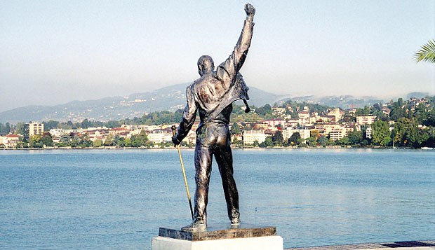 Mercury: "Steht mir im Kampf gegen die Krankheit bei" Die Skulptur von Freddy Mercury am Genfer See in Montreux erinnert noch heute an den weltweit erfolgreichen Sänger,