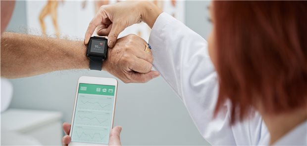 Die Smart Watch sammelt Daten, eine App auf dem Smartphone nutzt sie für individuelle Präventions- und Therapieunterstützung. Digitale Helfer wie diese haben in der Diabetologie eine Zukunft, glauben Experten.