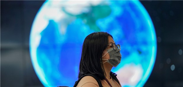 Coronavirus überträgt sich wohl auch bei milden Symptomen Die Sorge bleibt, Schutzmaßnahmen, wie hier bei einer Passagierin am Flughafen von Kuala Lumpur sind daher wichtig, um die Ausbreitung zu verhindern.