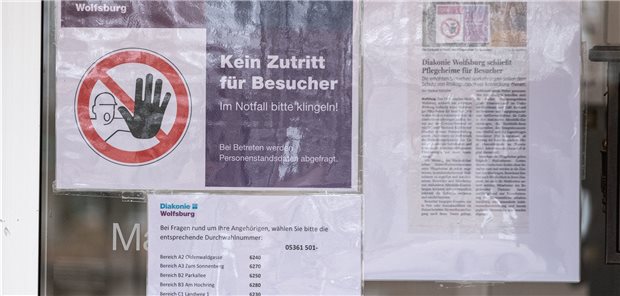 Verbände warnen vor Engpässen bei Schutzausrüstung in Heimen Die Sorge in Alten- und Pflegeheimen wächst, dass sich Bewohner mit SARS-COV-2 infizieren könnten. Welche Folgenn das hätte, zeigen die bekanntgewordenen Vorfälle in Pflegeeinrichtungen in Wolfsburg und Würzburg.