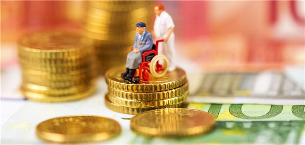 System-Check: Soziale versus private Pflegeversicherung Die Soziale Pflegeversicherung weist im Zeitverlauf eine steigende Versichertenzahl auf. Hingegen ist seit 2011 die Zahl der privat Pflegeversicherten gesunken.