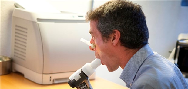 Die Spirometrie ist nach wie vor wichtig zur Diagnose einer COPD. Die Therapie richtet sich jetzt nach den Symptomen des Patienten und der Häufigkeit von Exazerbationen.