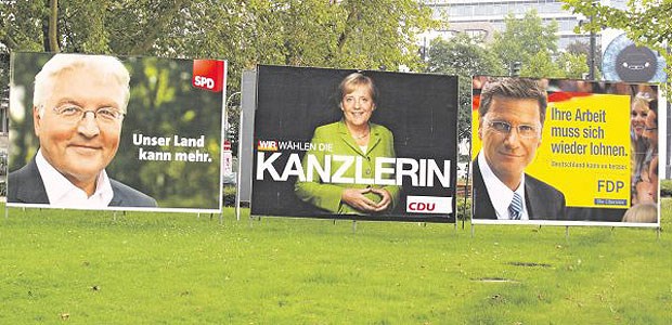 Wahlkampf 2009 - mehr Duett als Duell Die Spitzenkandidaten für die Bundestagswahl 2009 auf ihren Wahlplakaten: Frank-Walter Steinmeier (SPD), Angela Merkel (CDU) und Guido Westerwelle (FDP).