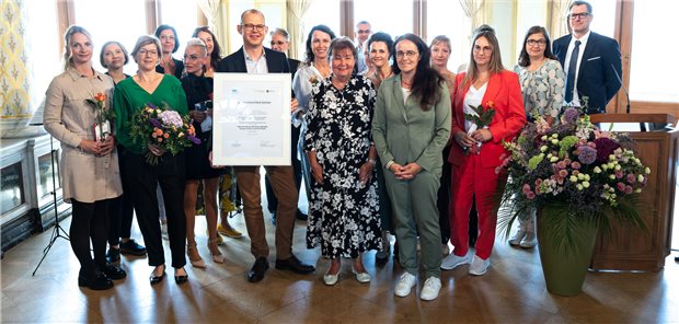 Die Staatssekretärin im sächsischen Sozialministerium, Dagmar Neukirch, zusammen mit dem Team des Heinrich-Braun-Klinikums in Zwickau.