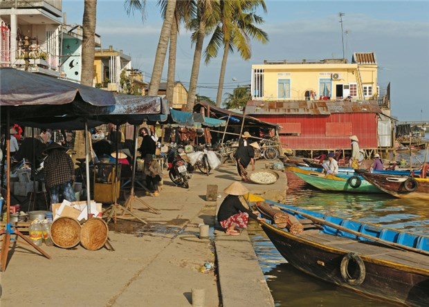 Vietnam - idyllische Strände und viel Kultur Die Stadt Hoi An war früher einer der wichtigsten Seehäfen des Landes. Und noch wird an den Marktständen rege gehandelt.