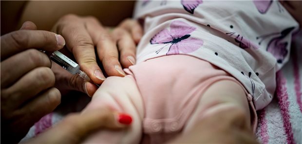 Die Ständige Impfkommission (STIKO) empfiehlt aktuell eine Grundimmunisierung von Neugeborenen gegen Haemophilus influenzae Typ b (Hib) nach zwei, vier und elf Monaten.