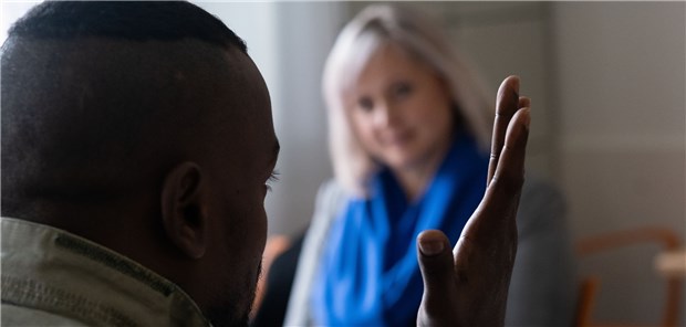 Die Stationsleiterin der Pflege, Tatjana Dammer, im Gespräch mit einem Patienten.