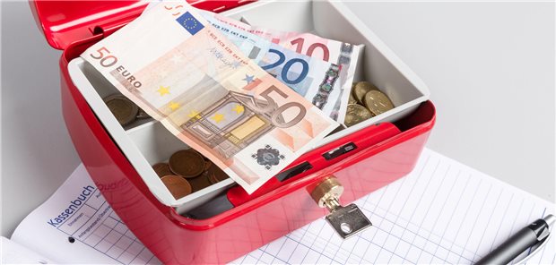 Geld in absperrbarer Kasse.