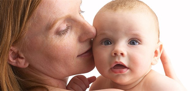 Welche Stimmlage Babys gern mögen Die Stimme der Mama ist interessant, doch Laute anderer Babys scheinen noch interessanter zu sein.