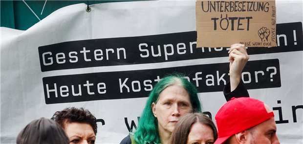 Pflegerat warnt vor Abhängigkeit vom Bundesfinanzminister Die Stimmung in der Pflege war schon besser. DPR-Präsidentin Vogler kritisiert das fehlende Interesse der Politik an der Pflege. Im Sommer kam es zu Protestkundgebungen, wie hier beim Streik der Pflegekräfte an den Unikliniken in Nordrhein-Westfalen.
