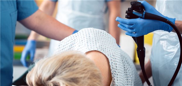 Patient und Arzt im Krankenhaus während einer Darmspiegelung.