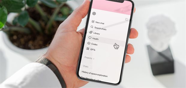 Eine Hand hält ein Smartphone