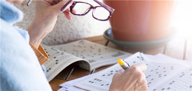 Die Studie von Ling Yang und seinem Team hat einen Zusammenhang kurzer und langer Schlafdauer sowie eines Wechsels von normalem zu kurzem oder langem Schlaf mit einem erhöhten Risiko für sensorische Beeinträchtigungen ergeben.