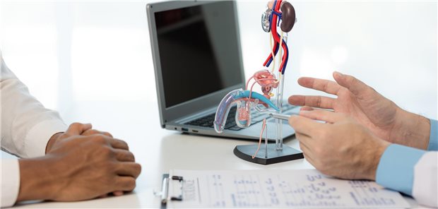 Nahaufnahme des Gespräches zwischen einem Arzt und einem männlichen Patienten zur optimalen Dauer dessen Androgendeprivationstherapie.