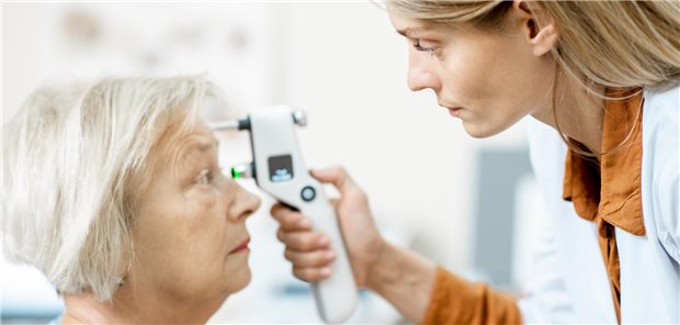 Sport lässt den intraokulären Druck steigen Augenärztin misst den Augendruck mit einem modernen Tonometer bei einem älteren Patienten in der Arztpraxis.