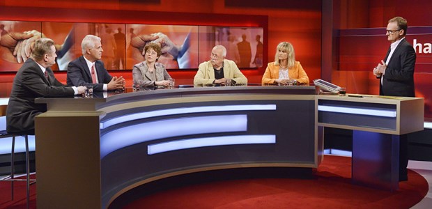 Gute Laune in der TV-Arena Die Talkrunde bei „hart aber fair“ in der ARD. Unter dem Titel „Die teure Reform - macht mehr Geld die Pflege besser? diskutierten (v.l.n.r.) Hermann Gröhe (CDU, Bundesgesundheitsminister), Bernd Meurer (Präsident des bpa), Heike Nordmann (Geschäftsführerin Kuratorium Deutsche Altershilfe), Geert Müller-Gerbes (Moderator und Journalist) und Martina Rosenberg (Journalistin und Buchautorin "Mutter, wann stirbst Du endlich?") mit Moderator Frank Plasberg.