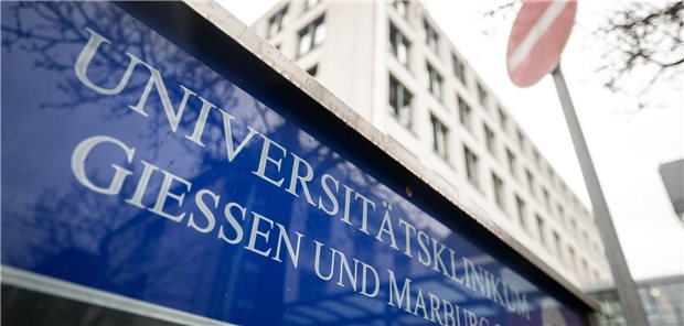 Einigung in Tarifverhandlungen für Uniklinik Gießen und Marburg Schild des Uniklinikums Gießen und Marburg