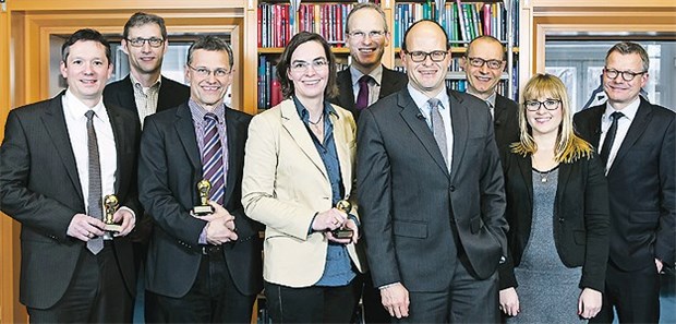 Die Teilnehmer am Round Table (v.l.): Der Zweitplatzierte, Dr. Thomas Brinkmeier, Dermatologe in Dortmund, Sven Pocklitz, Praxis- und EDV-Berater des Medistar-Vertriebspartners H+M, Dr. Winfried Haerer, Kardiologe in Ulm(3. Preis), die Gewinnerin Stefanie Baum, Hautärztin in Kassel, Hauke Gerlof, "Ärzte Zeitung", Steffen Fritzsche, Leiter Unternehmenskommunikation bei UCB, Peter Mitterhofer, Geschäftsführer UCB, Agnieszka Fialkowska, Springer Medizin, und Professor Ralph Tunder, European Business School.