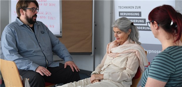 Weniger Angst durch Erste Hilfe mit Hypnose Die Teilnehmer des Notfall-Hypnose-Seminars testen das Gelernte gleich untereinander.