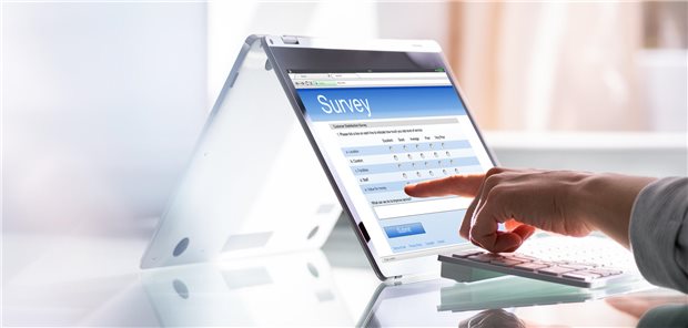 Online-Umfrage auf einem Tablet