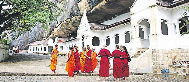 Von Buddha und dem Waisenhaus für Elefanten Die Tempelanlage von Dambulla - ein Weltkulturerbe der UNESCO.