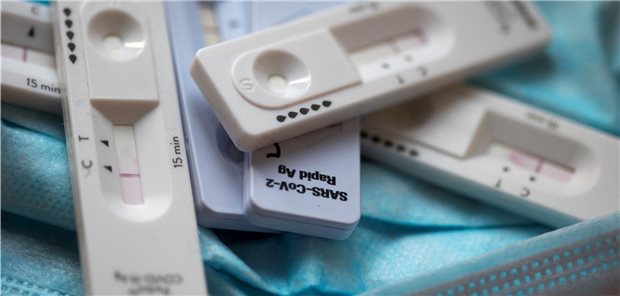 Die Testpflicht würde noch mehr Sondermüll produzieren: COVID-19-Schnelltests.
