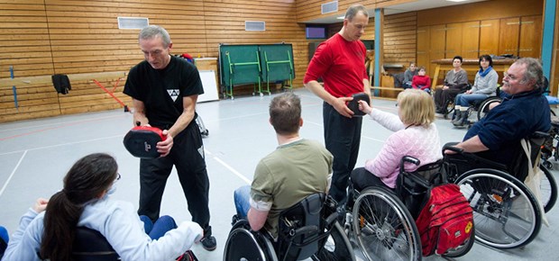 Zuschlagen trotz Behinderung Die Trainer Bernd Rosemann (l) und Nils Thate erarbeiten Verteidigungstechniken mit Rollstuhlfahrern.