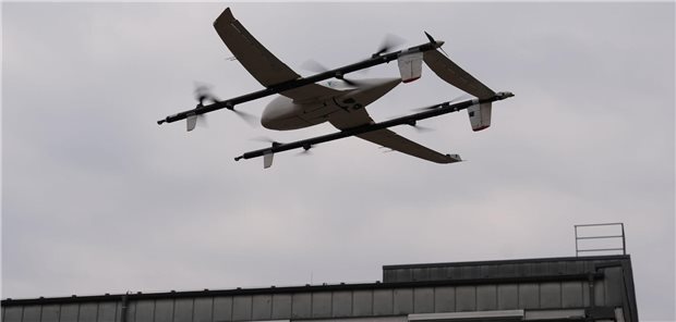 Die Transportdrohne landet während des ersten Drohnen-Linienflugs für Laborproben auf dem Gelände der Asklepios Klinik Bad Oldesloe.