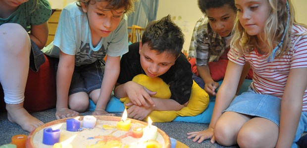 Ein Trauer-Ort für Kinder Die Trauerarbeit im Verein "Trauernde Kinder Schleswig-Holstein" folgt Ritualen wie dem Anzünden von Kerzen.