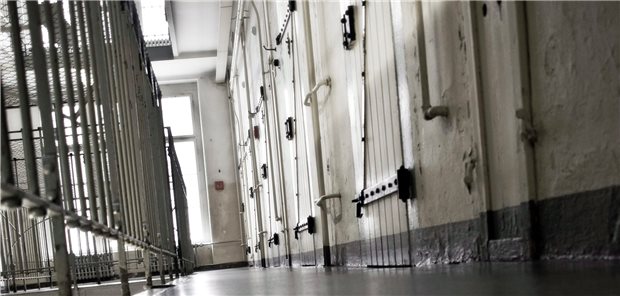 Telemedizin für bessere Versorgung von Inhaftierten Die Tristesse in deutschen Gefängnissen schlägt den Insassen immer mehr auf das Gemüt. In NRW sollen hier tele-psychiatrische Angebote Abhilfe schaffen.
