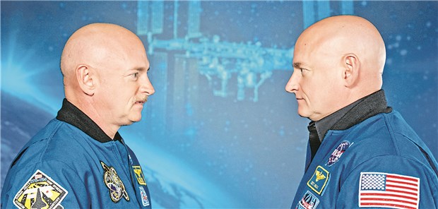 Krank im All? Die US-Astronauten Mark und Scott Kelly (von links). Scott lebte etwa ein Jahr auf der Internationalen Raumstation ISS, während sein Zwillingsbruder Mark auf der Erde blieb.