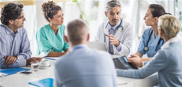 Team unterschiedlicher Berufe besprechen sich