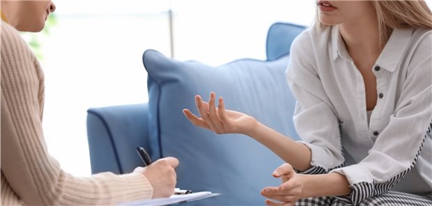 Junge Psychotherapeuten wollen Sitzvergabe umkrempeln Die Übernahme eines Kassensitzes für Psychotherapie kostet viel Geld, obwohl weder Gerätschaften noch ein großer Patientenstamm daran hängen. Junge Psychotherapeuten würden das gerne ändern.