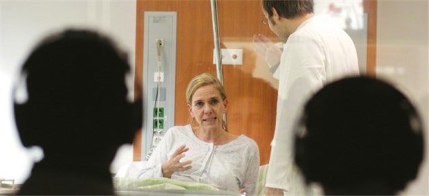 Das Studienhospital - Drama am Krankenbett Die Übungsvisite kann von einem Nachbarraum aus verfolgt werden.