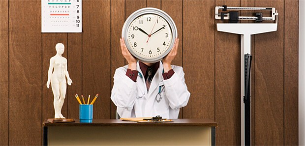 Die Uhr im Kopf? Für angestellte Kollegen gilt das auf jeden Fall dann, wenn die KV nur die genehmigte Arbeitszeit gelten lässt.