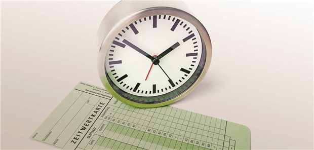Uhr vor einer Zeitwertkarte