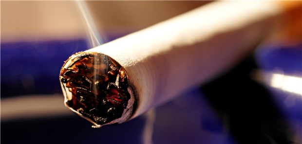 Die Umfrage offenbarte ein unerwartetes Ergebnis: Menschen, die jünger sind als 35, nehmen Tabakkonsum und Passivrauchen seltener als Krebs-Risikofaktoren wahr als dies Menschen jenseits der 50 tun.