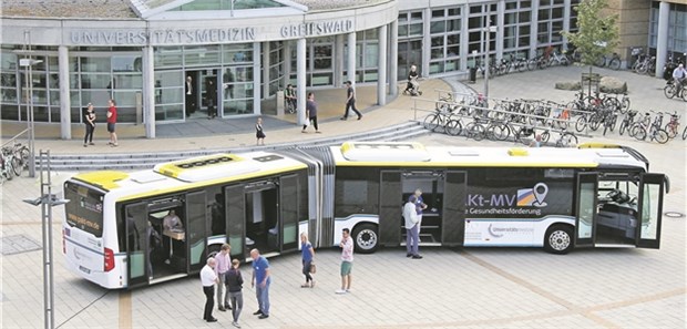 Ein Bus für gesunde Belegschaften Die Unimedizin Greifswald begleitet das Projekt PAKt-MV, dessen Kernstück der Check-up-Bus ist.