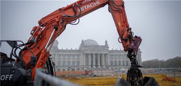 Lauterbach: Stehe beim Herz-Gesetz auf dem Boden der evidenzbasierten Medizin Ein Bagger steht vor dem Reichstagsgebäude