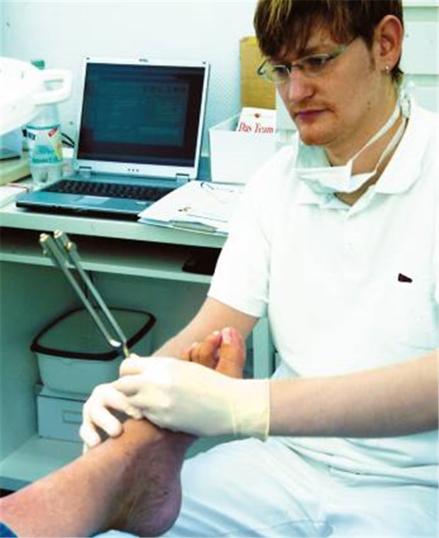 Diabetes-DMP mit positiven Effekten Die Untersuchung des Fußes ist Bestandteil der meisten DMP-Diabetes-Verträge.