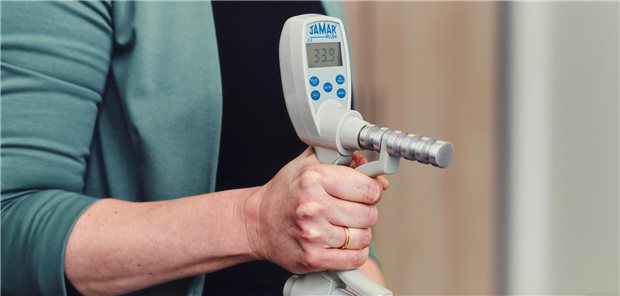 Langzeitstudie NAKO lädt Teilnehmer zur dritten Untersuchung Die Untersuchungsteilnehmer bei der NAKO Gesundheitsstudie absolvieren eine Reihe von Tests – beispielsweise zur Handgreifkraft.