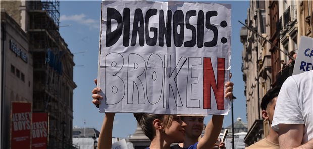 Die Unzufriedenheit mit dem NHS ist bei Mitarbeitern und Patienten groß.
