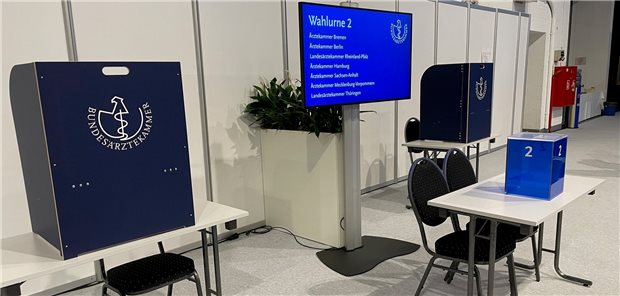 Die Urnen für die Wahl stehen bereit: Der Ärztetag nutzt bei Präsidiumswahlen erneut Papier.
