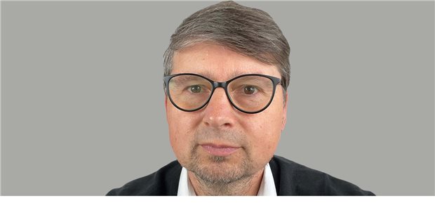 Die Ursache für die angespannte Lage liegt nicht im ambulanten Sektor, sondern vielmehr an einem zu knapp bemessenen Personalschlüssel, gerade bei profitorientierten Klinikkonzernen: Dr. Wolfgang Ritter, Vorsitzender des bayerischen Hausärzteverbandes.