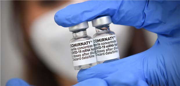 Dritte Corona-Impfdosis essenziell gegen Omikron Die Vakzine ComirnatyTextbaustein: Sonderzeichen/war von den Unternehmen BioNTech und Pfizer.