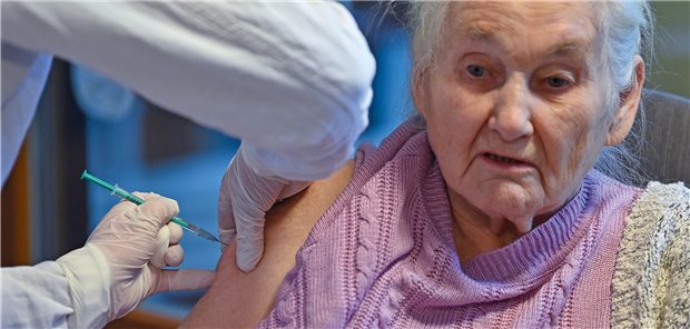 Wenige SARS-CoV-2-Impfdurchbrüche bei Pflegeheimbewohnern Die Vakzinen gegen COVID-19 haben Daten aus München zufolge Pflegeheimbewohner gut vor einer Infektion geschützt.